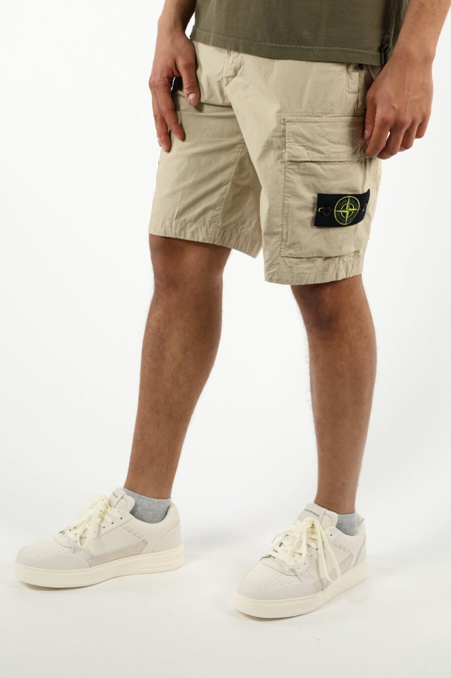 Pantalón corto color arena estilo cargo con logo parche brújula - 111371
