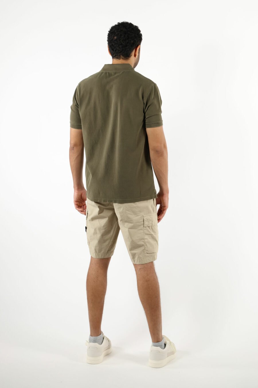 Pantalón corto color arena estilo cargo con logo parche brújula - 111373