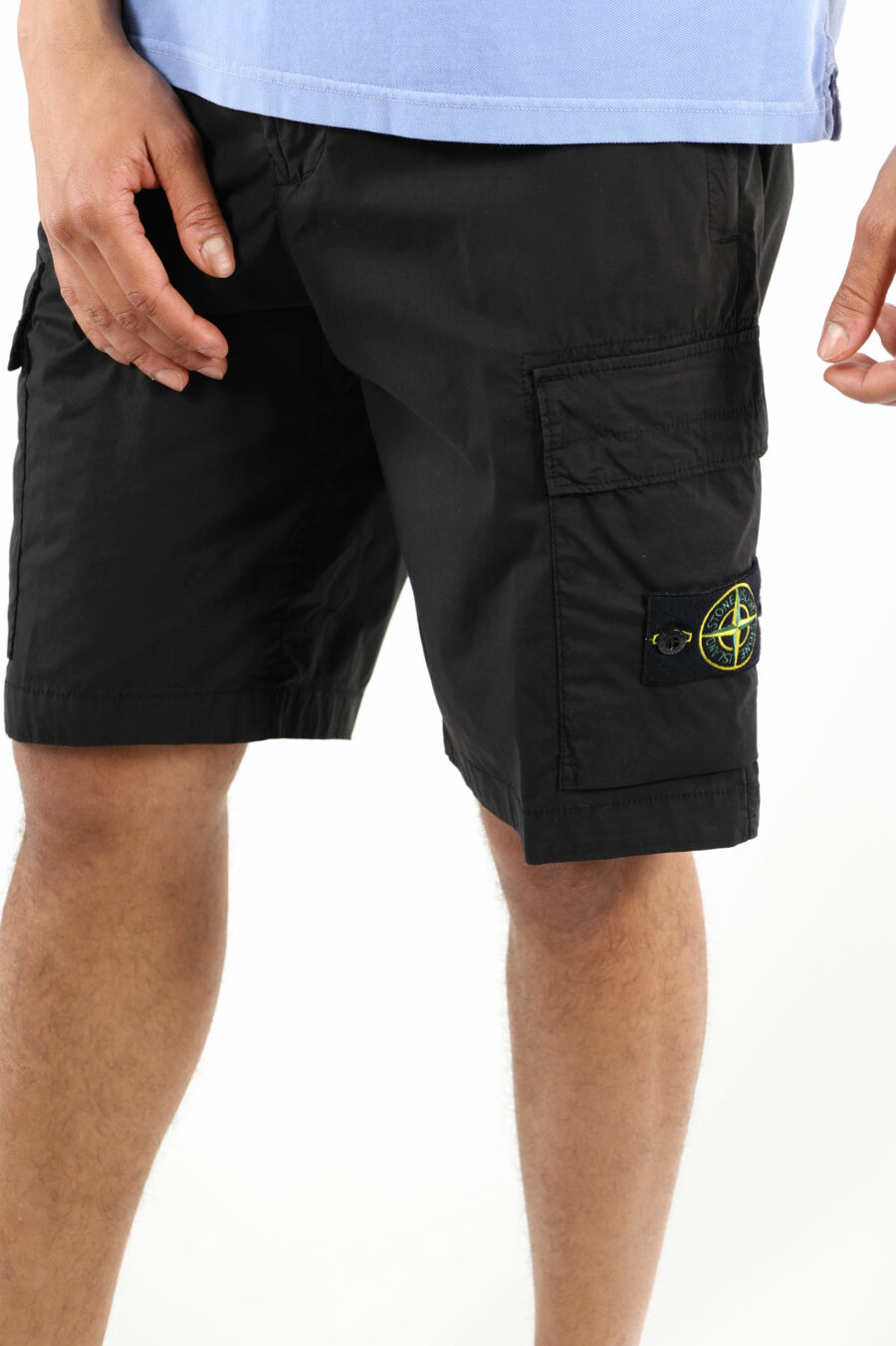 Pantalón corto negro estilo cargo con logo parche brújula - 111387