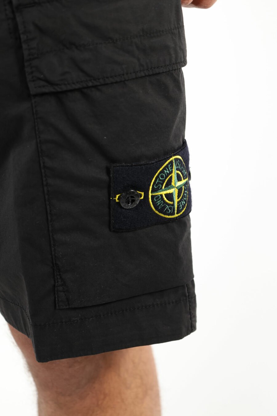 Pantalón corto negro estilo cargo con logo parche brújula - 111388