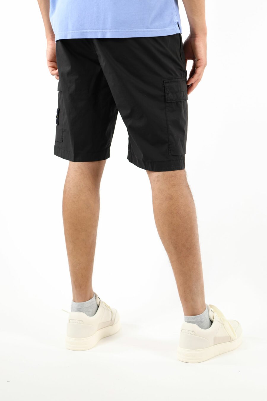 Pantalón corto negro estilo cargo con logo parche brújula - 111389