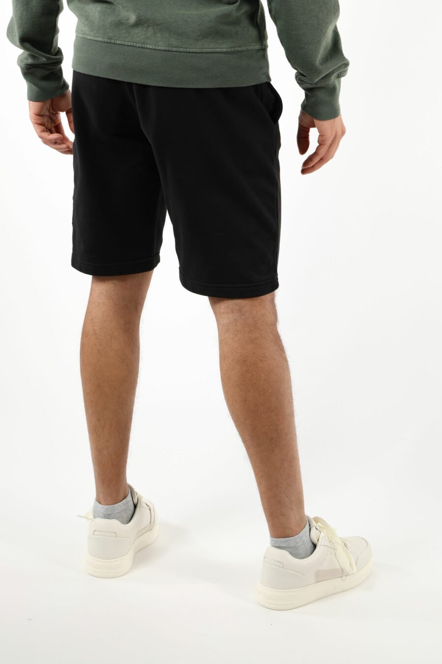 Pantalón de chándal corto negro con logo parche brújula - 111398