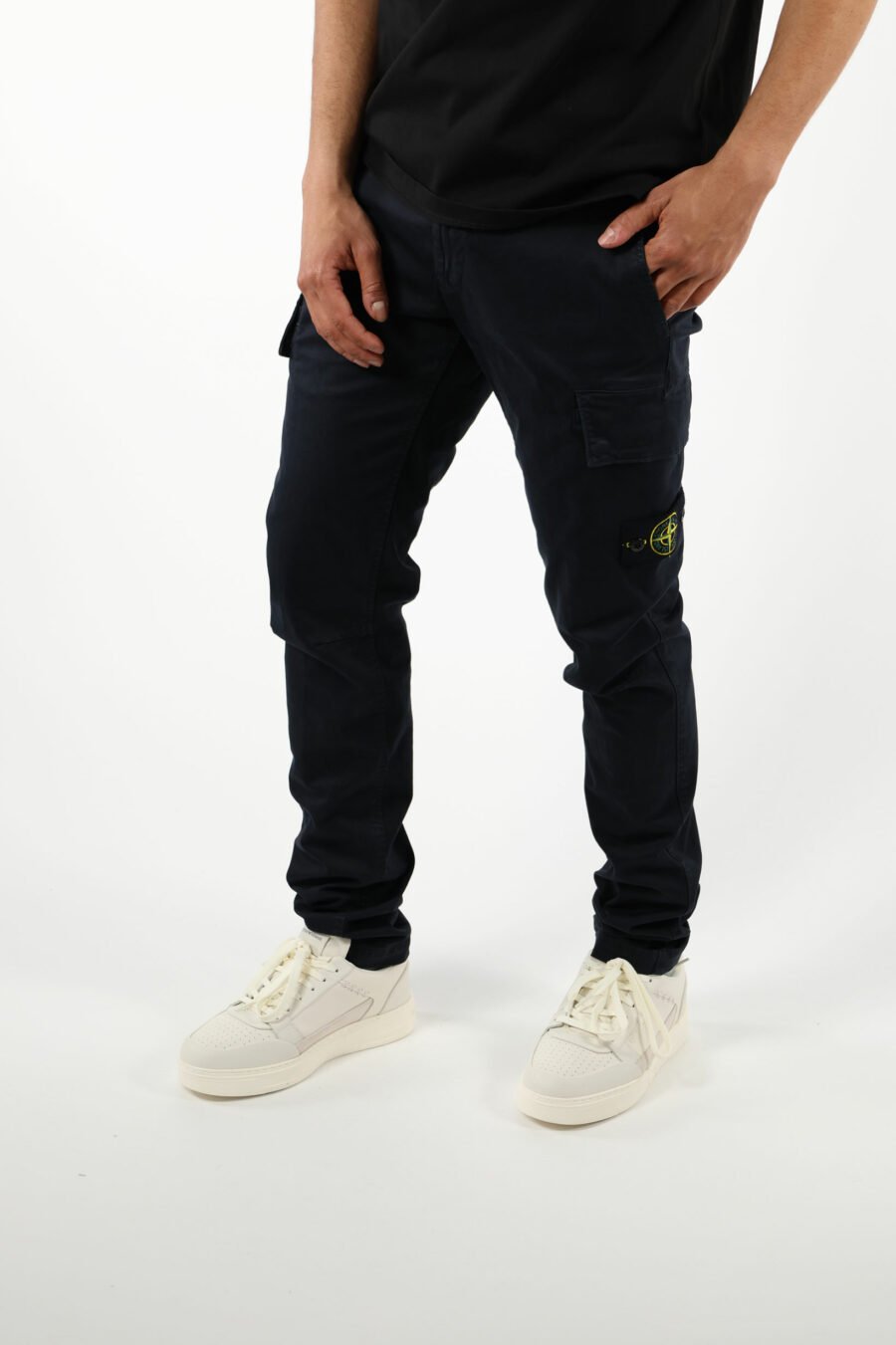 Pantalón azul oscuro "skinny" estilo cargo con logo parche brújula - 111404