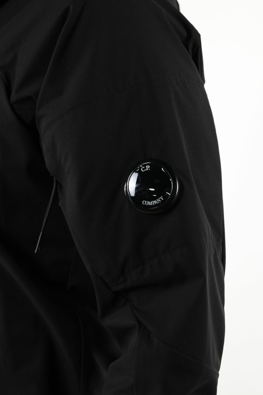 Chaqueta negra con capucha y minilogo lente - 111417