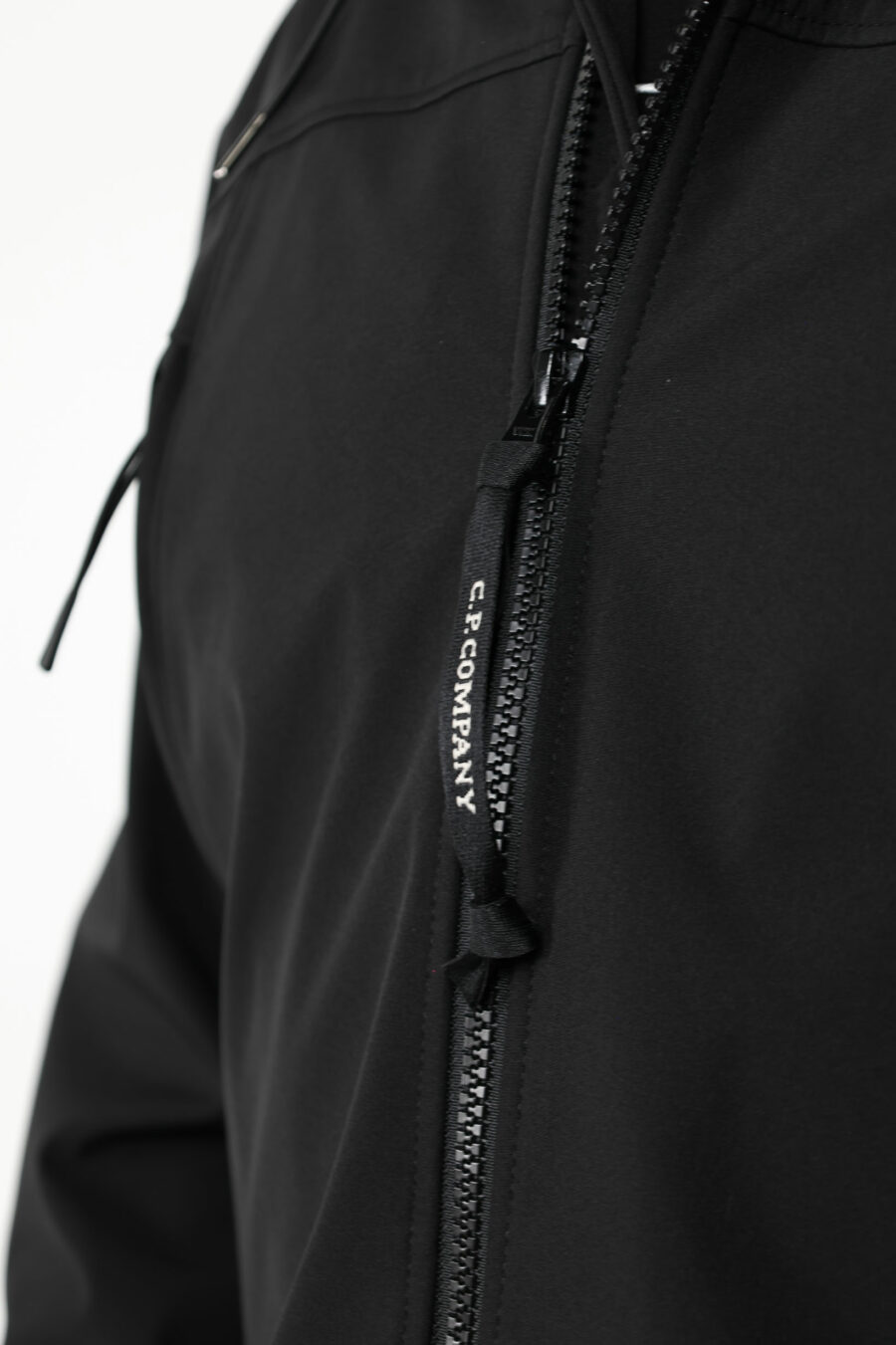 Black jacket with goggle logo and hood - 111425