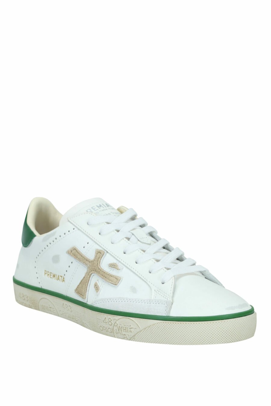 Chaussures blanches portées avec la mention verte "Steven 6645" - 8053680394497 1 à l'échelle