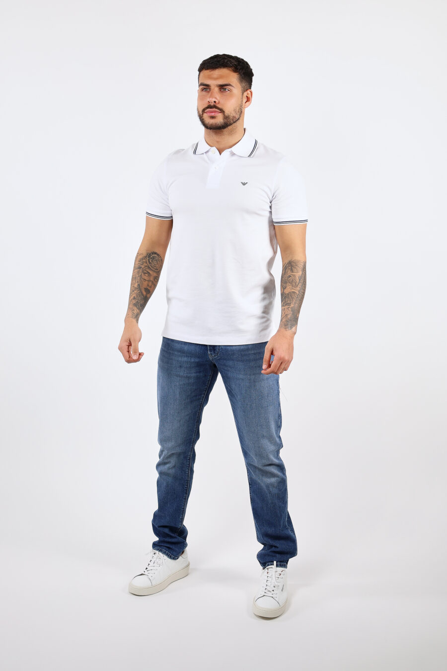 Weißes gestricktes Poloshirt mit gestreiftem Kragen und Mini-Adler-Logo - BLS Fashion 2