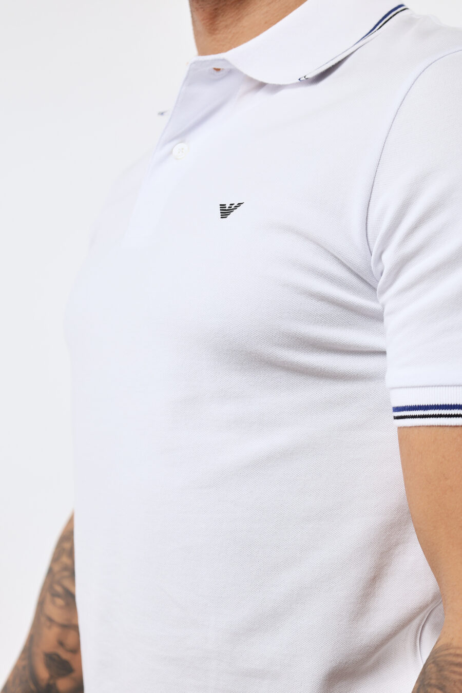 Weißes gestricktes Poloshirt mit gestreiftem Kragen und Adler-Mini-Logo - BLS Fashion 4