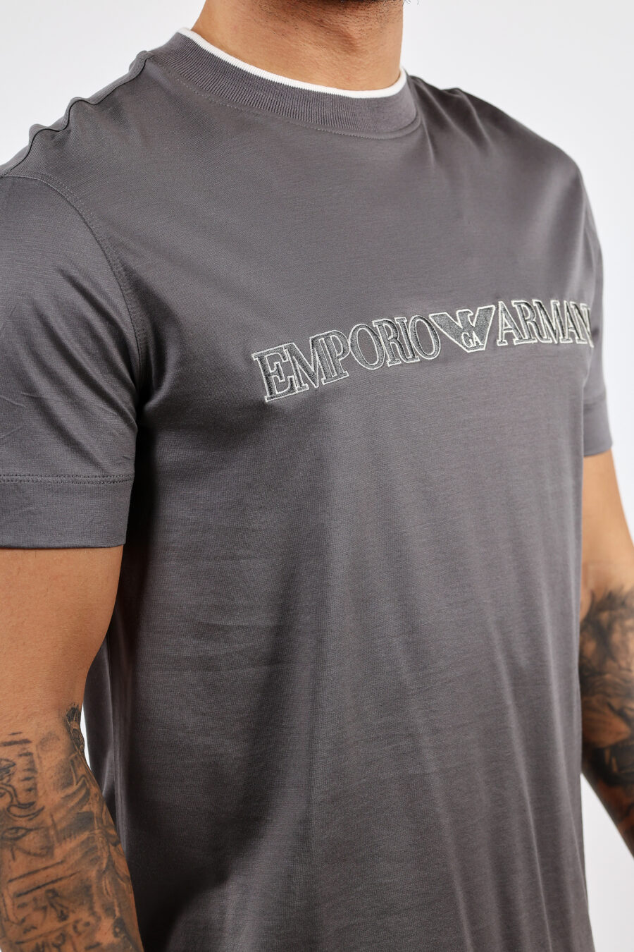 T-shirt cinzenta com logótipo "emporio" maxi - BLS Fashion 69