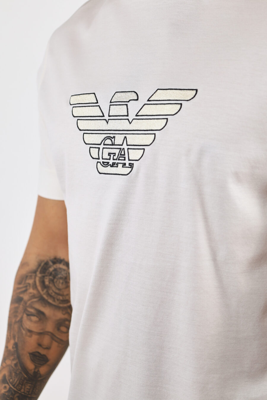 Cremefarbenes T-Shirt mit zentriertem Adler-Maxilogo - BLS Fashion 77