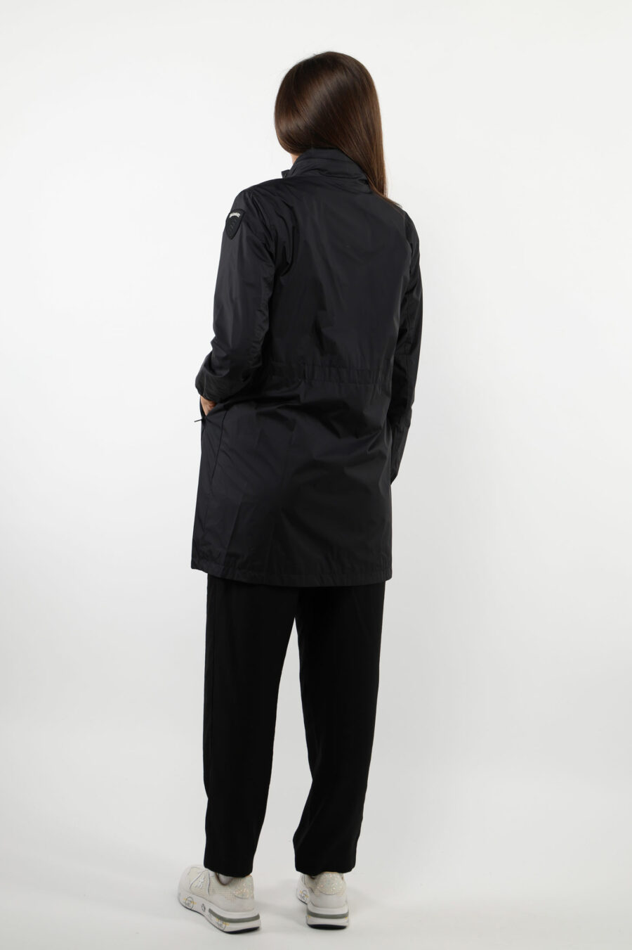 Gabardina negra impermeable con capucha y logo lateral - 109660