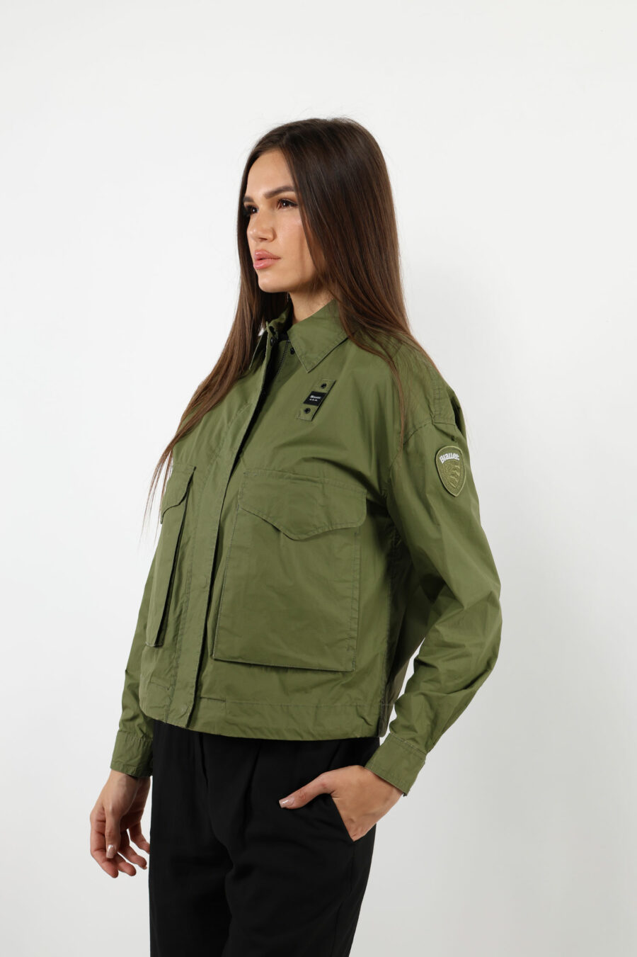 Chaqueta verde militar con bolsillos frontales y logo parche lateral - 109687