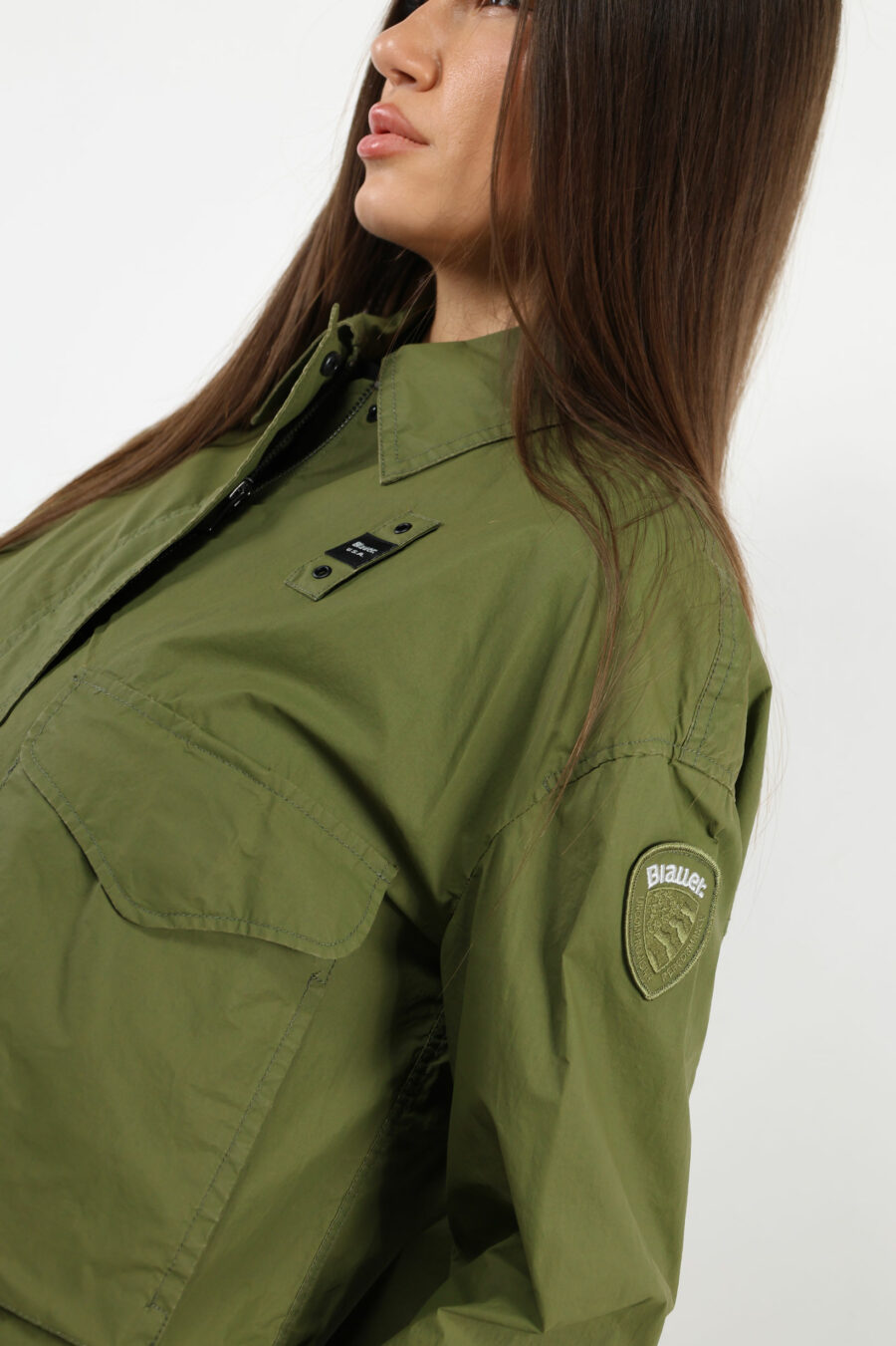 Chaqueta verde militar con bolsillos frontales y logo parche lateral - 109688