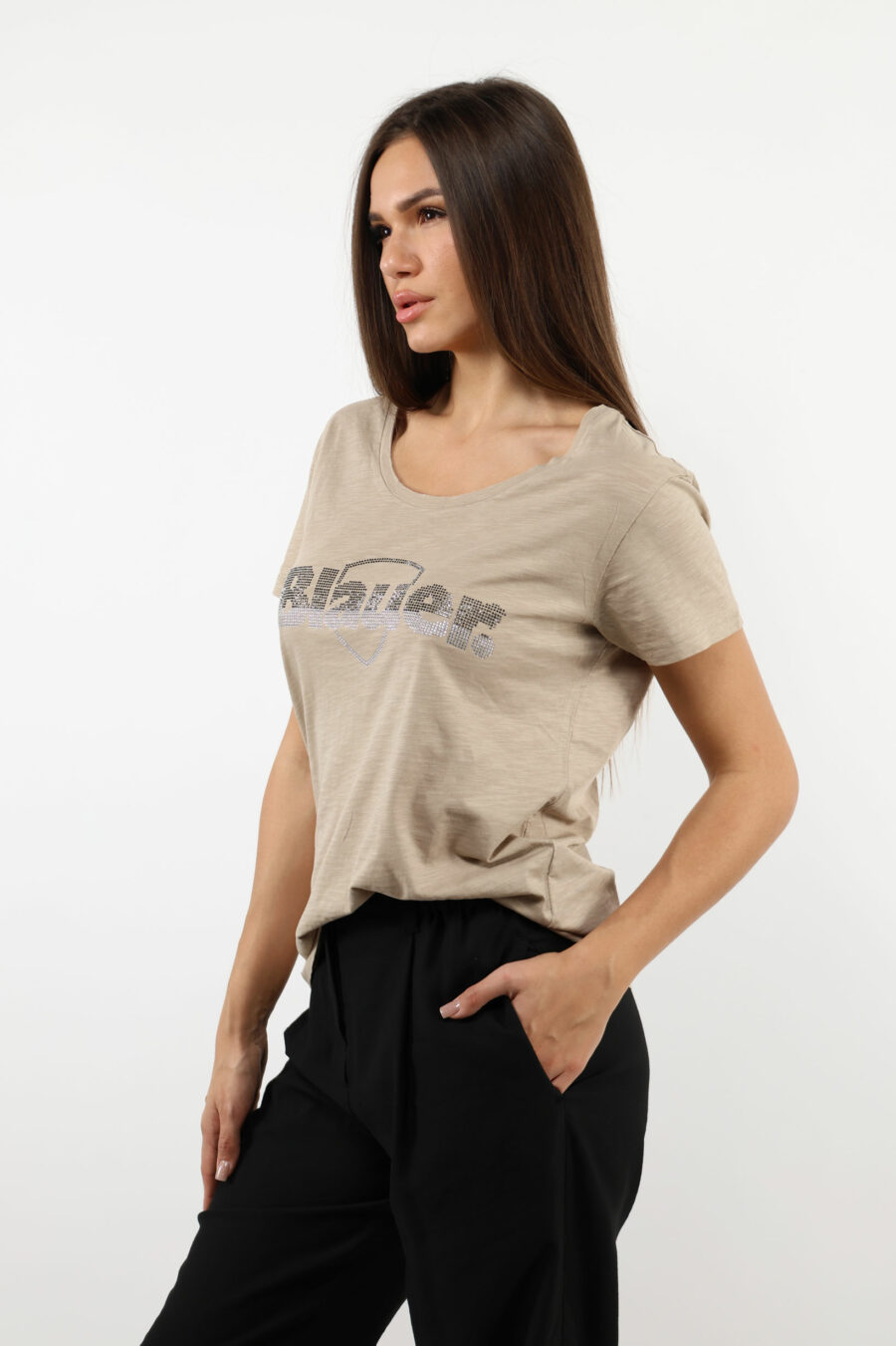 Camiseta beige con maxilogo texto negro - 109720