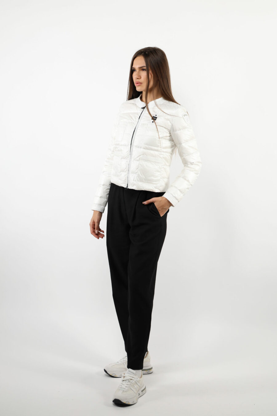 Weiße Jacke mit geraden Linien und Logo-Seitenaufnäher - 109731