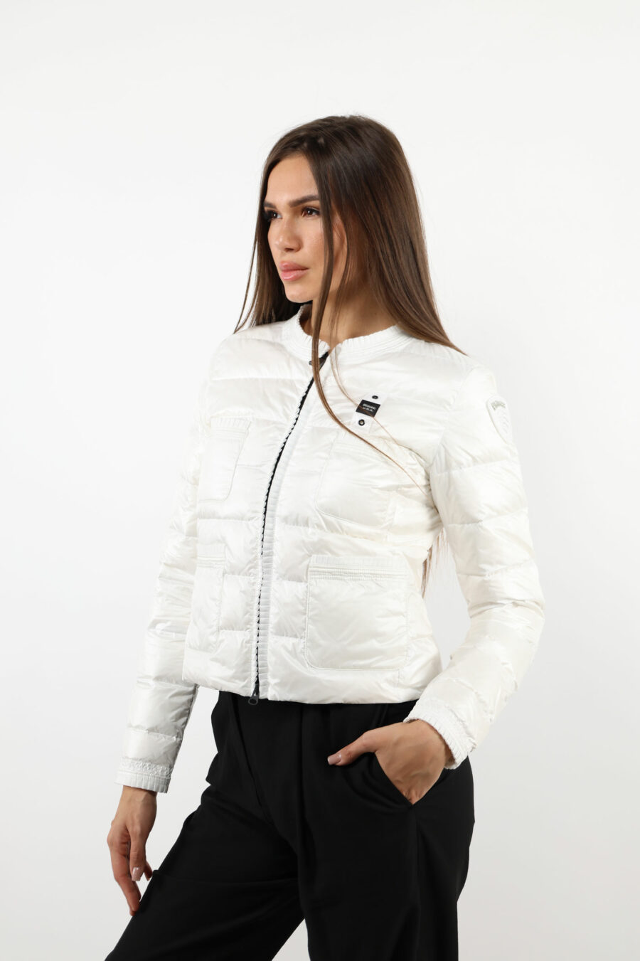 Weiße Jacke mit geraden Linien und Logo-Seitenaufnäher - 109732