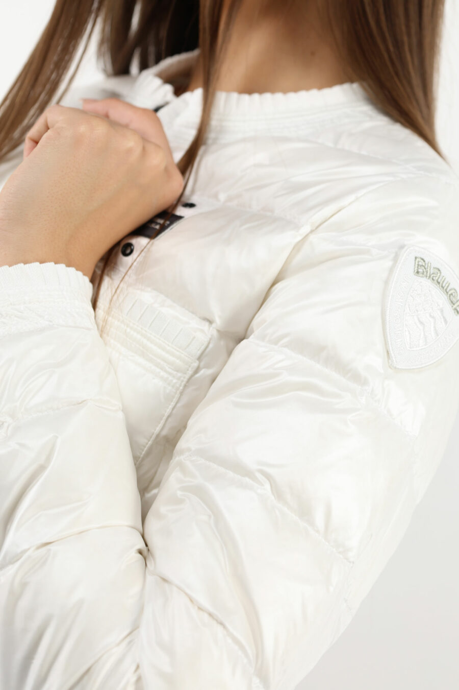 Weiße Jacke mit geraden Linien und Logo-Seitenaufnäher - 109733