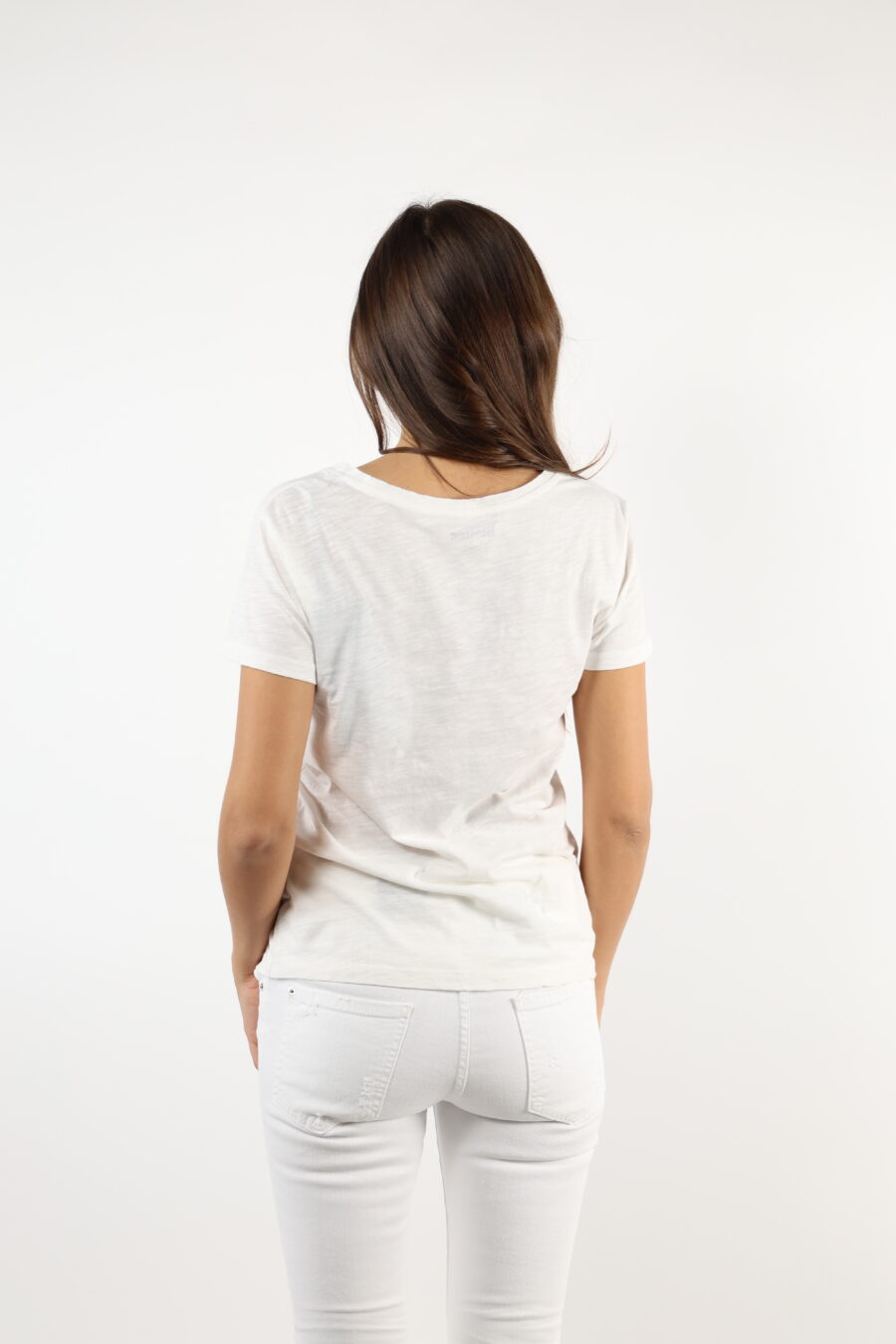 Camiseta blanca con maxilogo texto negro - 110612