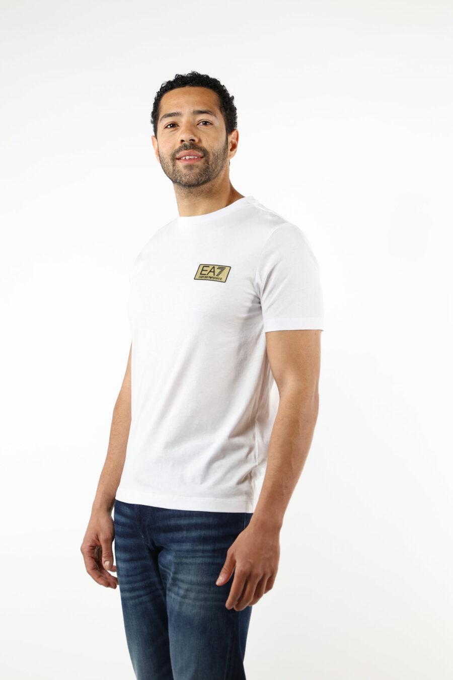 Camiseta blanca con minilogo "lux identity" en placa dorada - 110804