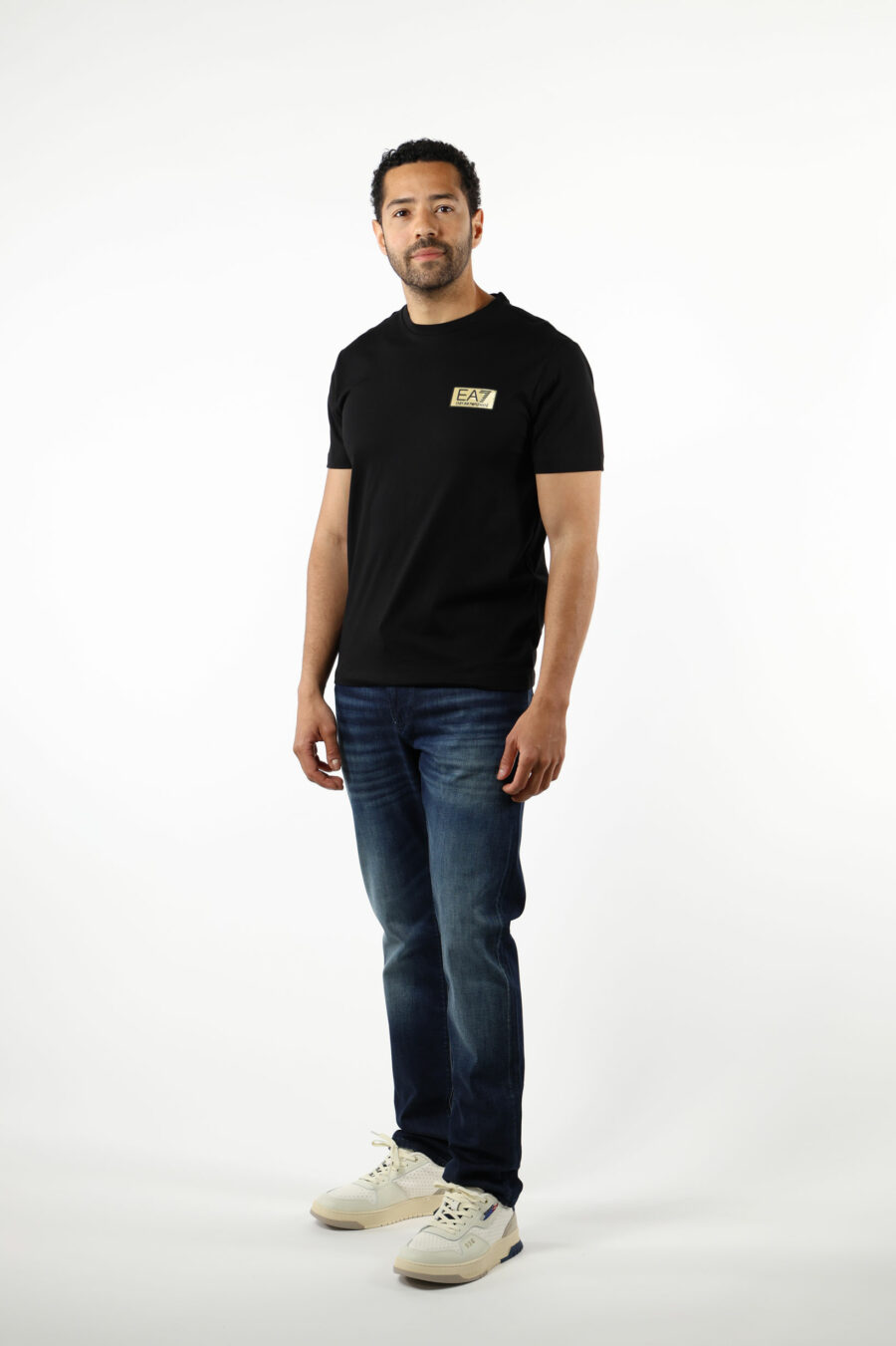 Schwarzes T-Shirt mit schwarzem "lux identity" Minilogo auf Goldplatte - 110812