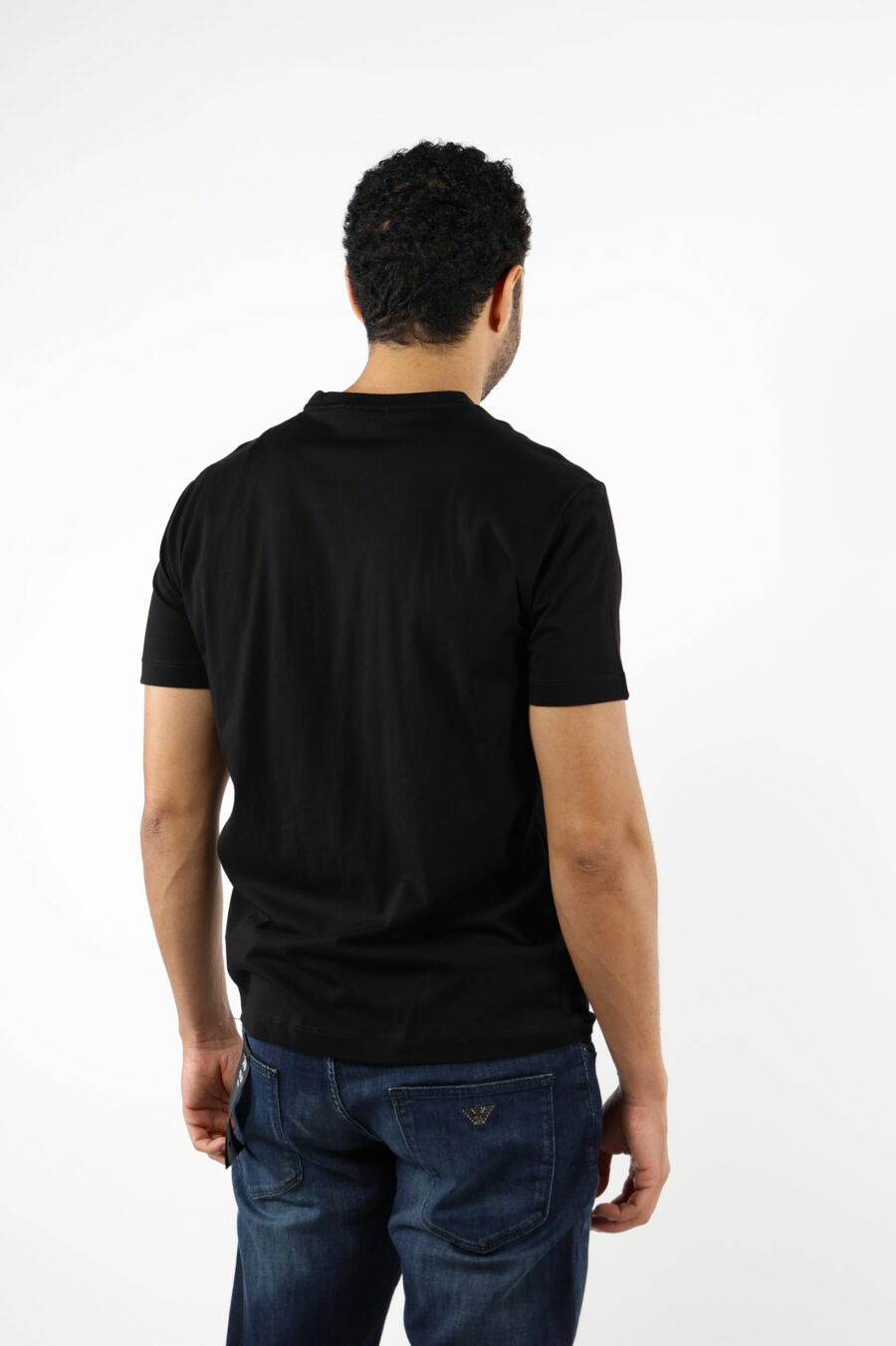 Schwarzes T-Shirt mit schwarzem "lux identity" Minilogo auf Goldplatte - 110815