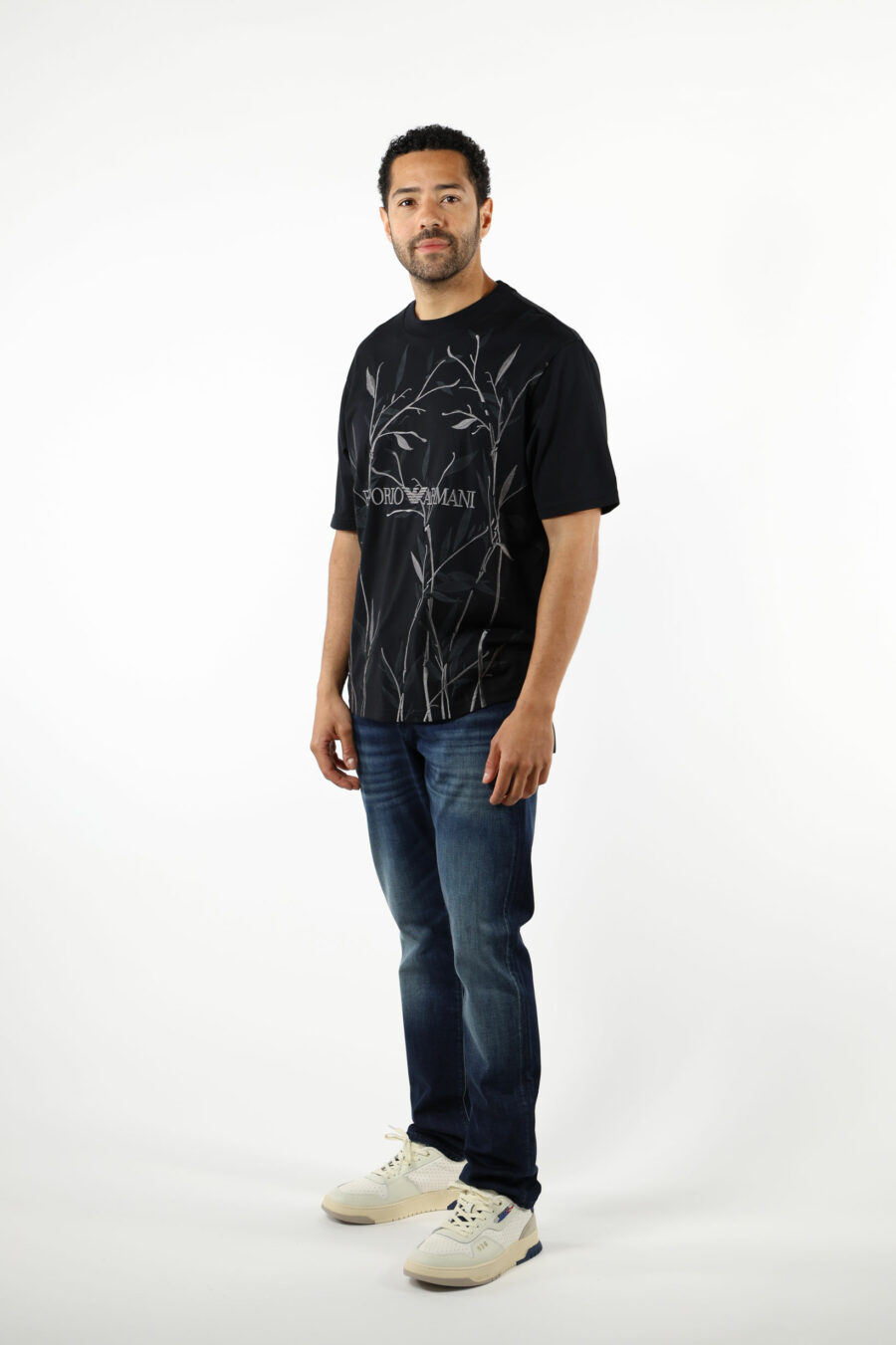 T-shirt preta com estampado de folhas e maxilogo "emporio" - 110816