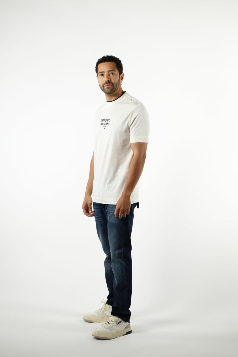 Camiseta color crema con minilogo "emporio" centrado - 110828