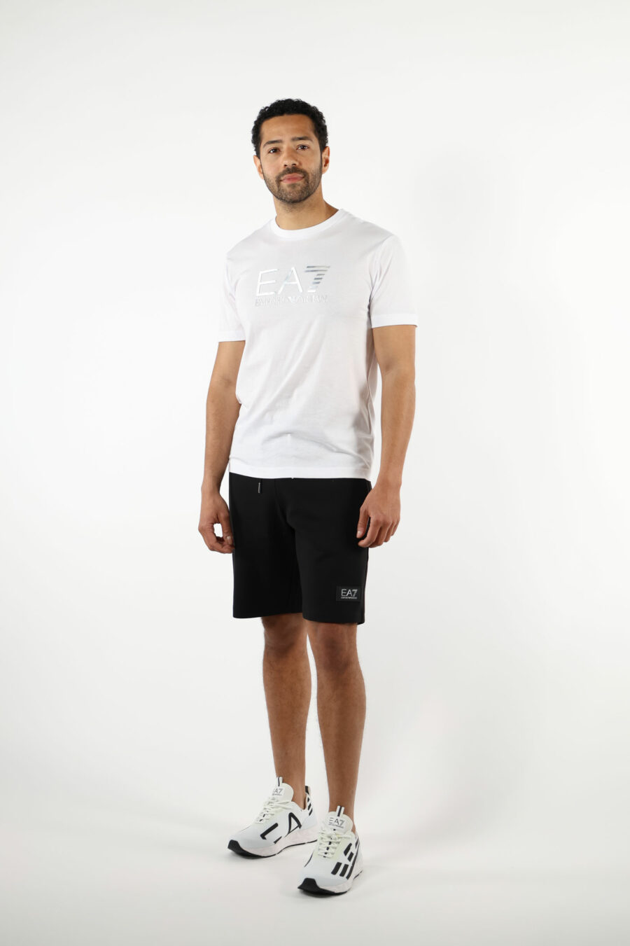 Weißes T-Shirt mit "lux identity" Maxilogo im Farbverlauf - 110857