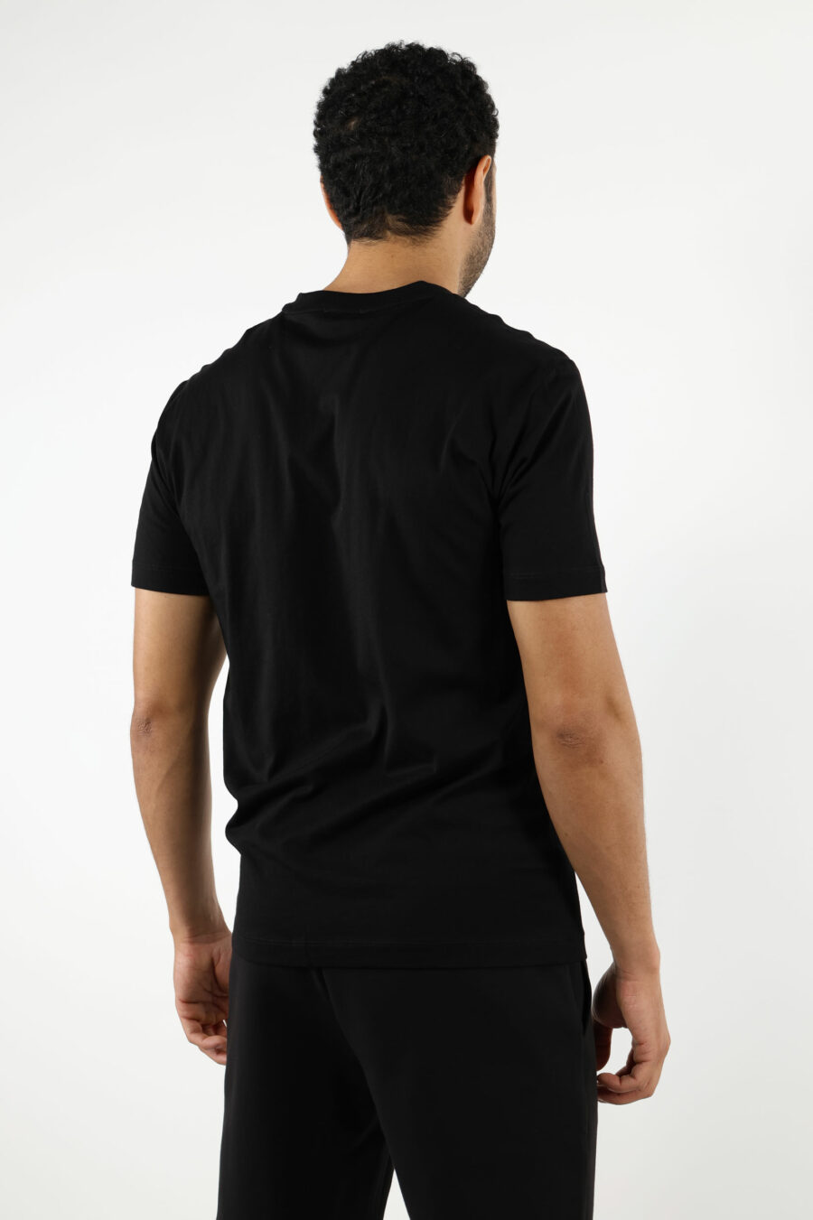 Camiseta negra con maxilogo "lux identity" en degradé - 110865