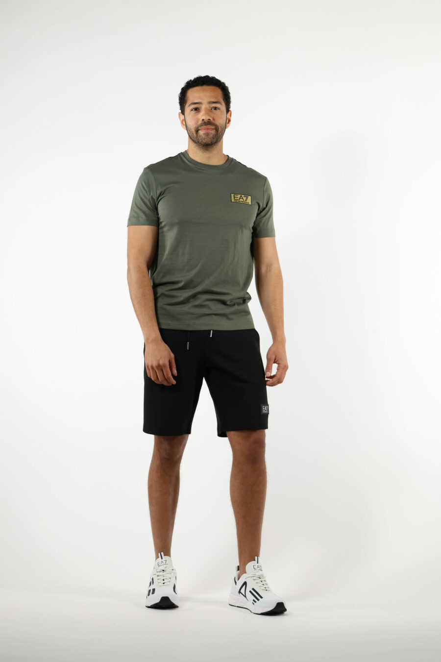 Grünes T-Shirt mit schwarzem Minilogo "lux identity" auf Goldplatte - 110876