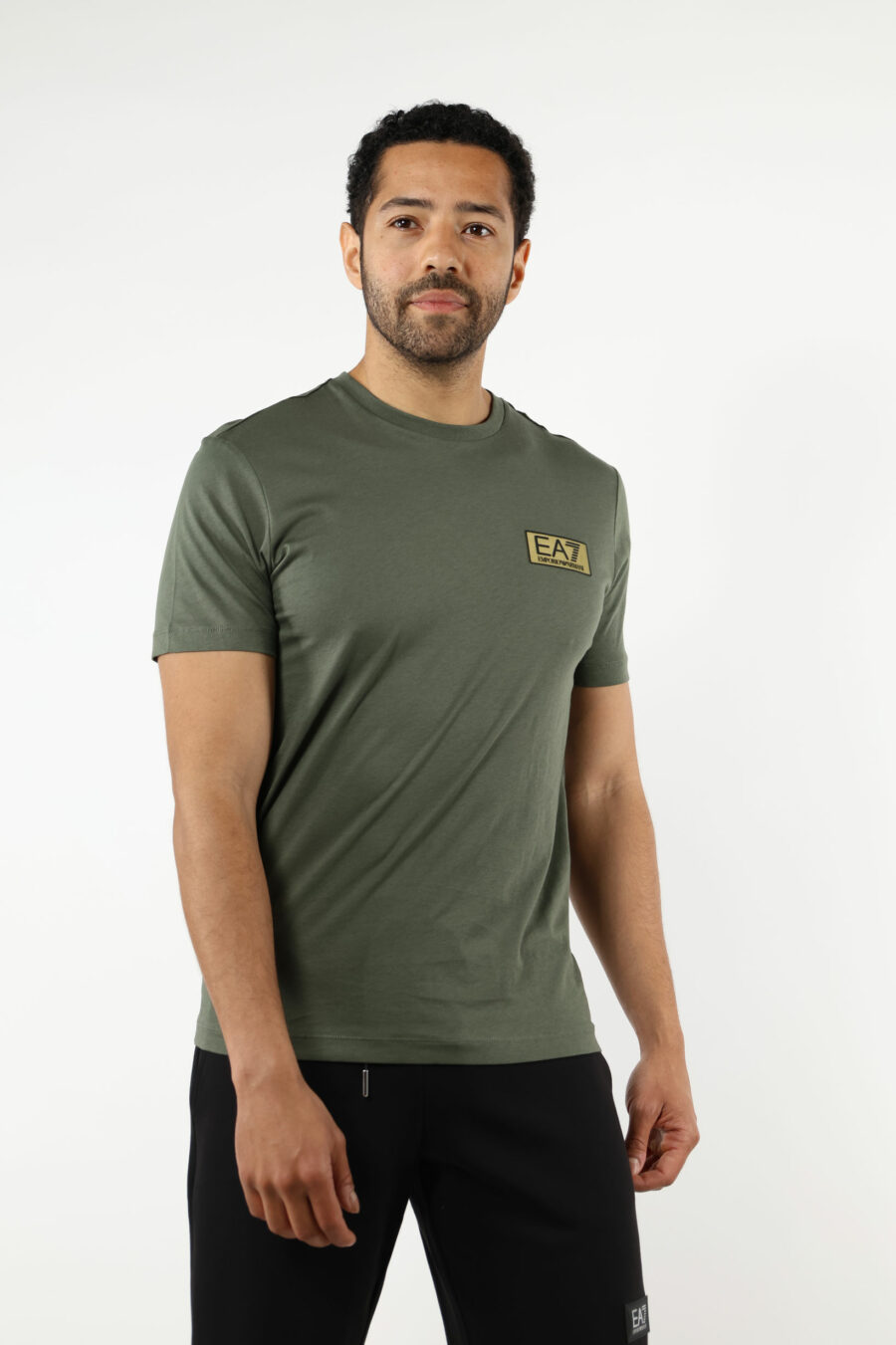 Grünes T-Shirt mit schwarzem Minilogo "lux identity" auf Goldplatte - 110877