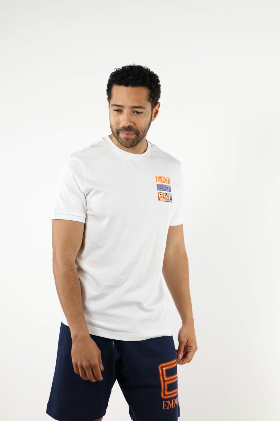 Camiseta blanca con minilogo "lux identity" camuflado y estampado detrás - 110897