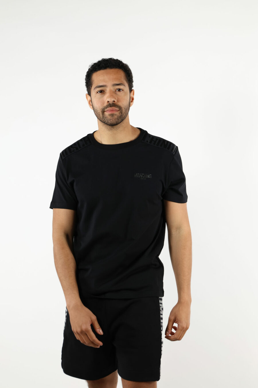 T-shirt noir avec logo en caoutchouc monochrome sur les épaules - 111046