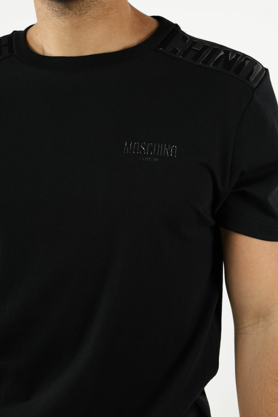 T-shirt noir avec logo en caoutchouc monochrome sur les épaules - 111047