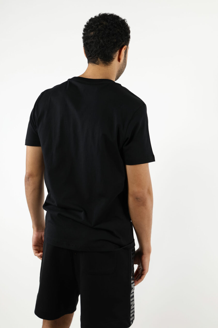Camiseta negra con logo monocromático de goma en hombros - 111048