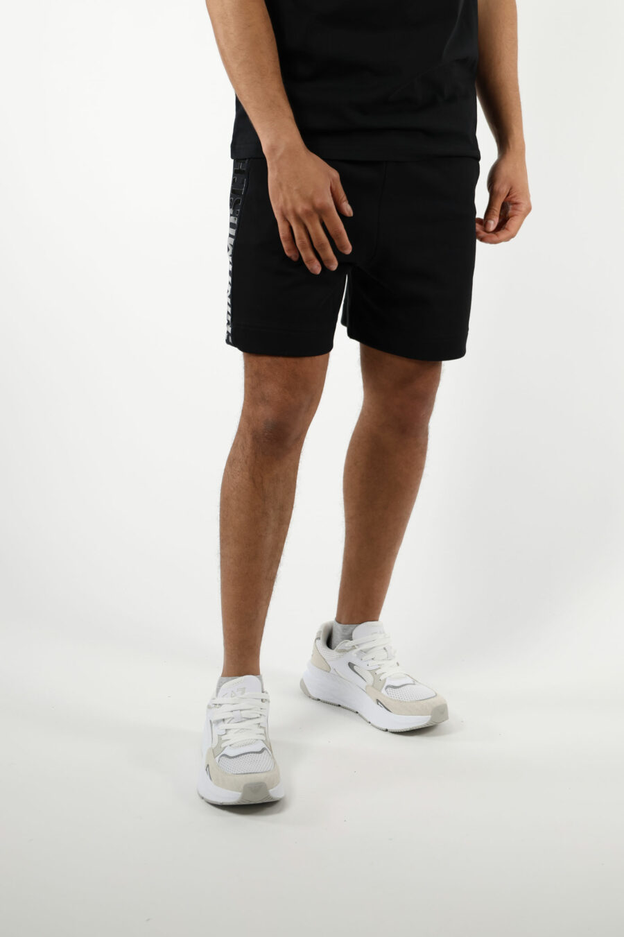 Pantalón de chándal negro corto con logo monocromático de goma lateral - 111050