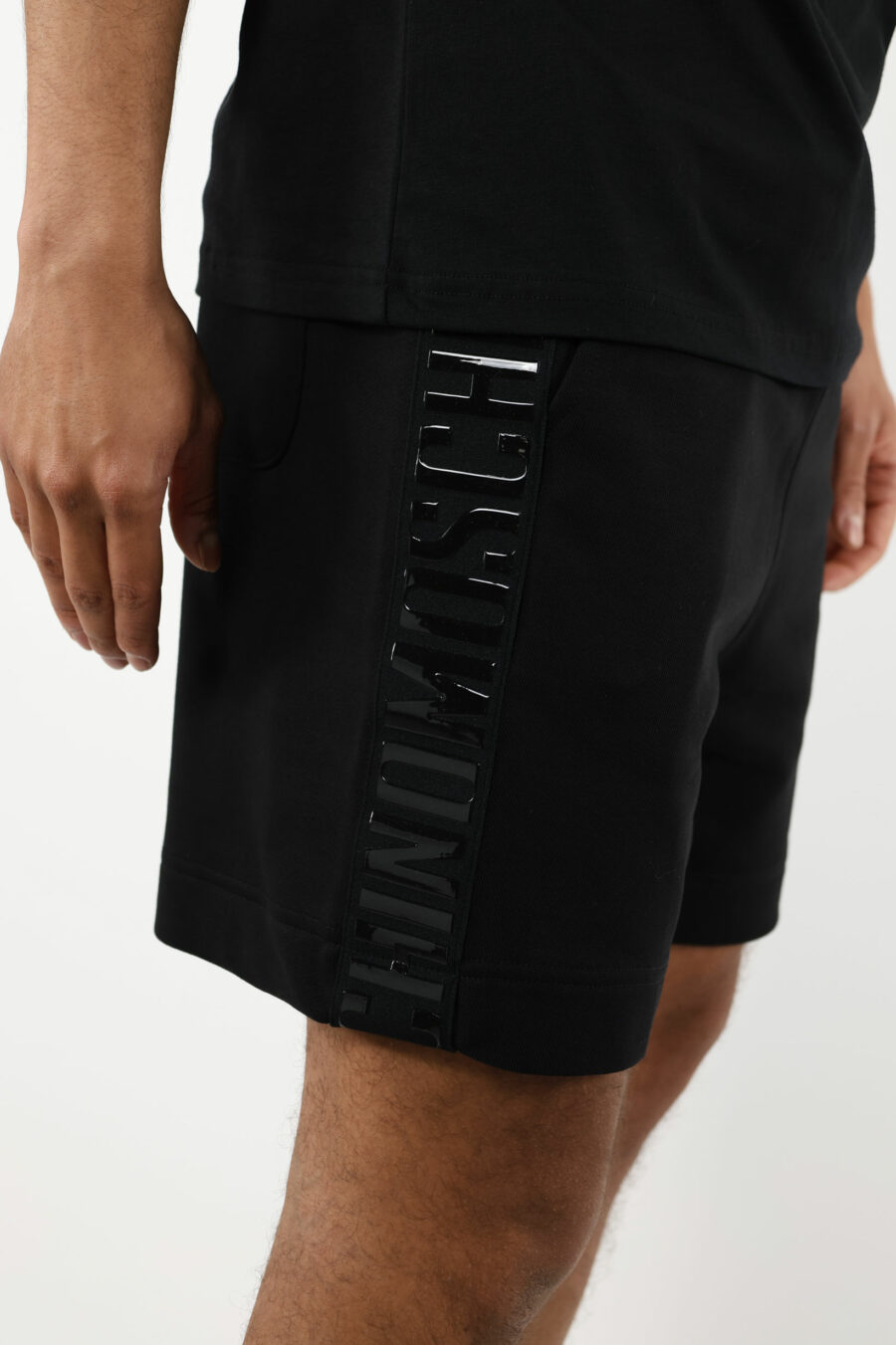 Pantalón de chándal negro corto con logo monocromático de goma lateral - 111051