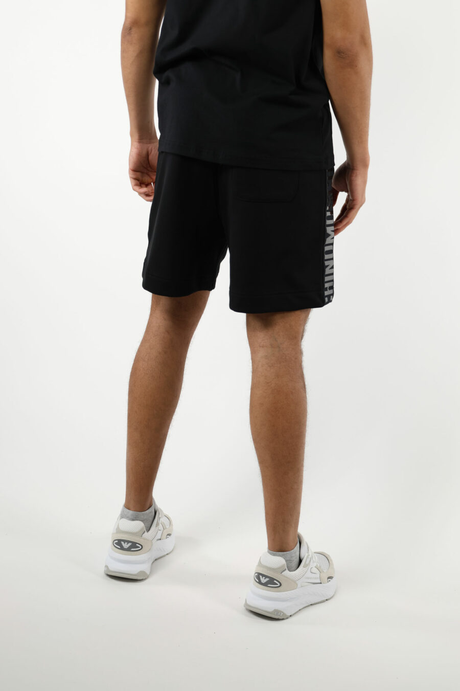 Pantalón de chándal negro corto con logo monocromático de goma lateral - 111052