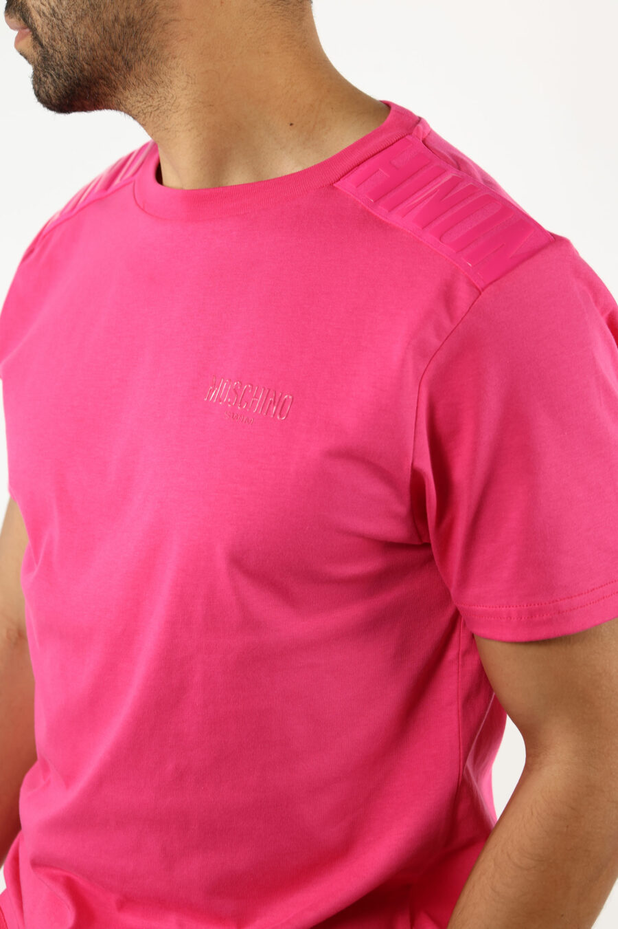Camiseta fucsia con logo monocromático de goma en hombros - 111067