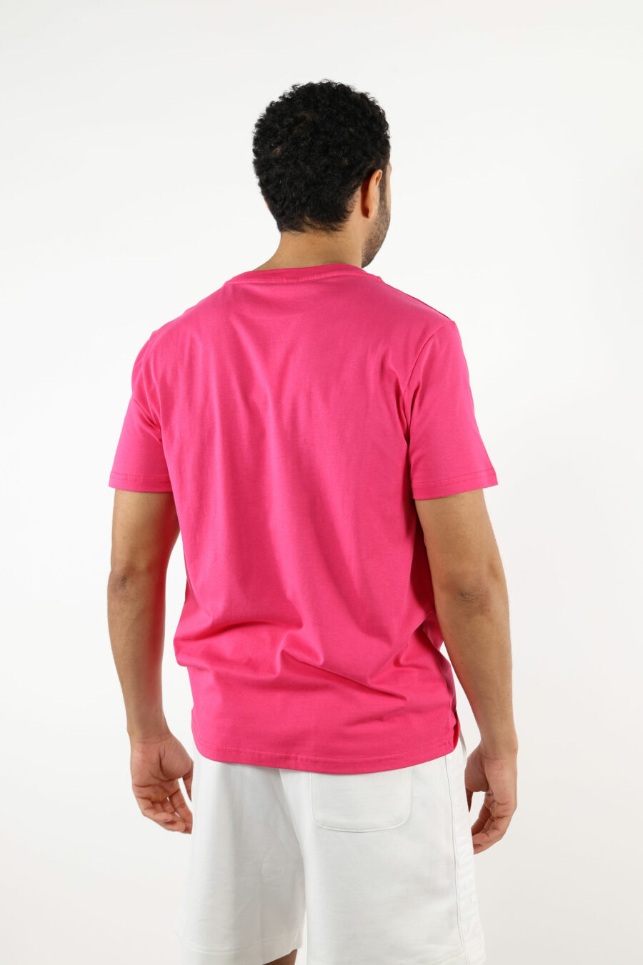 Camiseta fucsia con logo monocromático de goma en hombros - 111068
