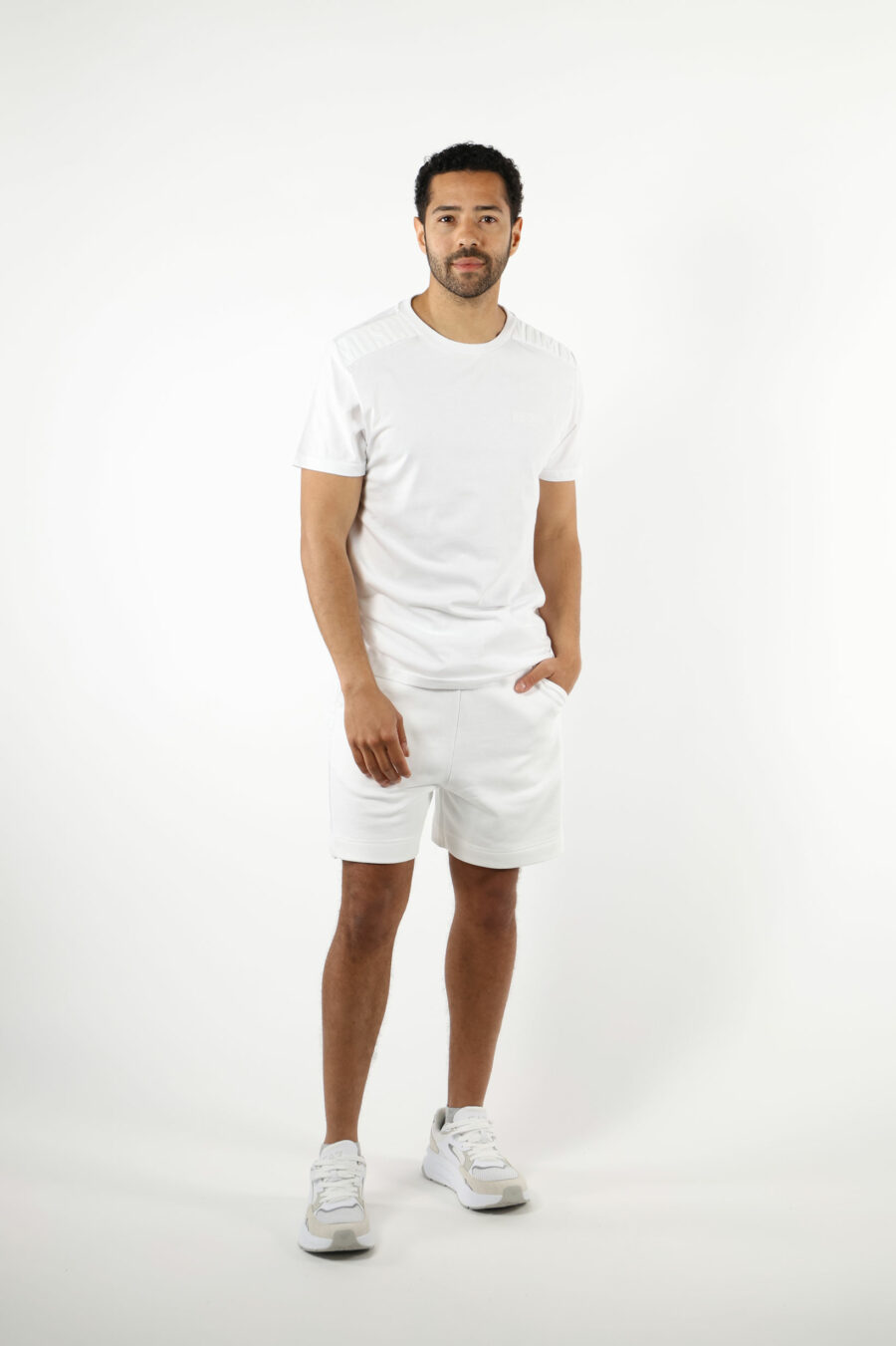 T-shirt blanc avec logo en caoutchouc monochrome sur les épaules - 111077