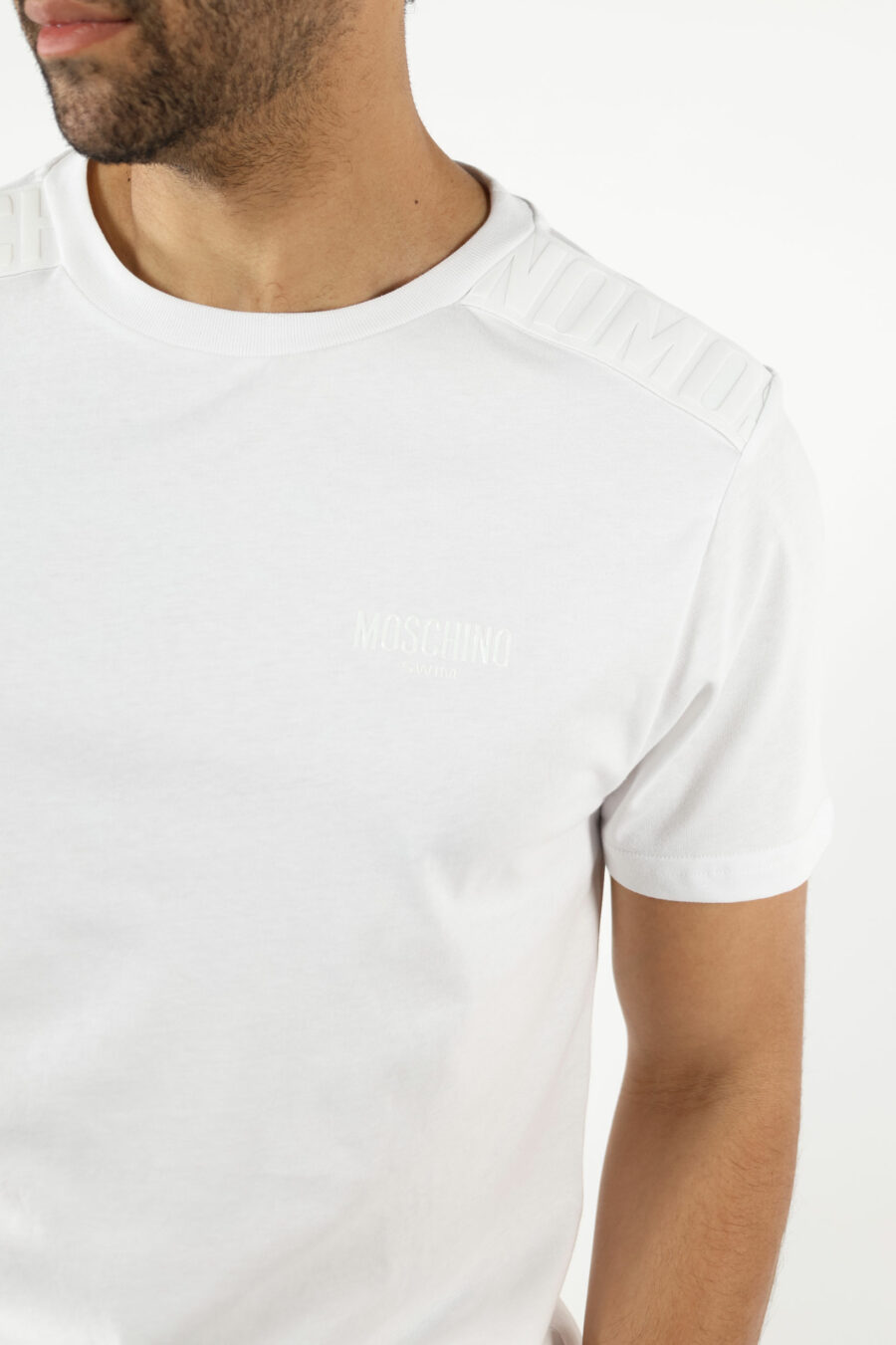 T-shirt blanc avec logo en caoutchouc monochrome sur les épaules - 111079