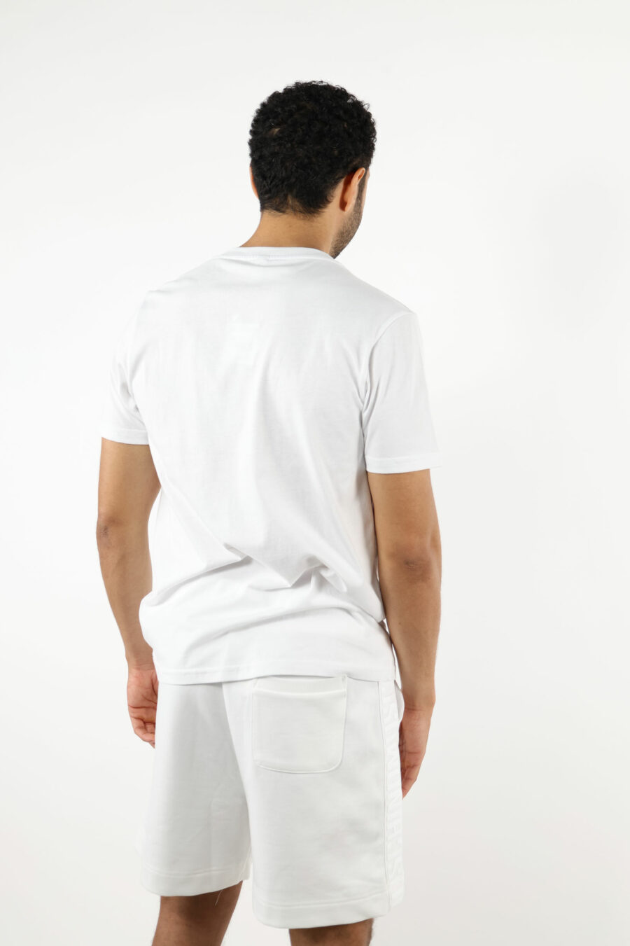 T-shirt blanc avec logo en caoutchouc monochrome sur les épaules - 111080
