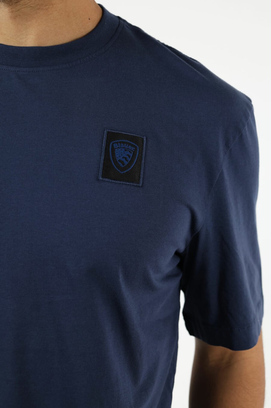 Camiseta azul con minilogo escudo bordado - 111107