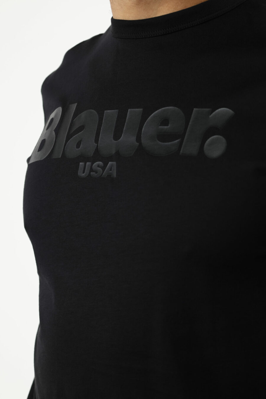 Camiseta negra con maxilogo monocromático centro - 111148