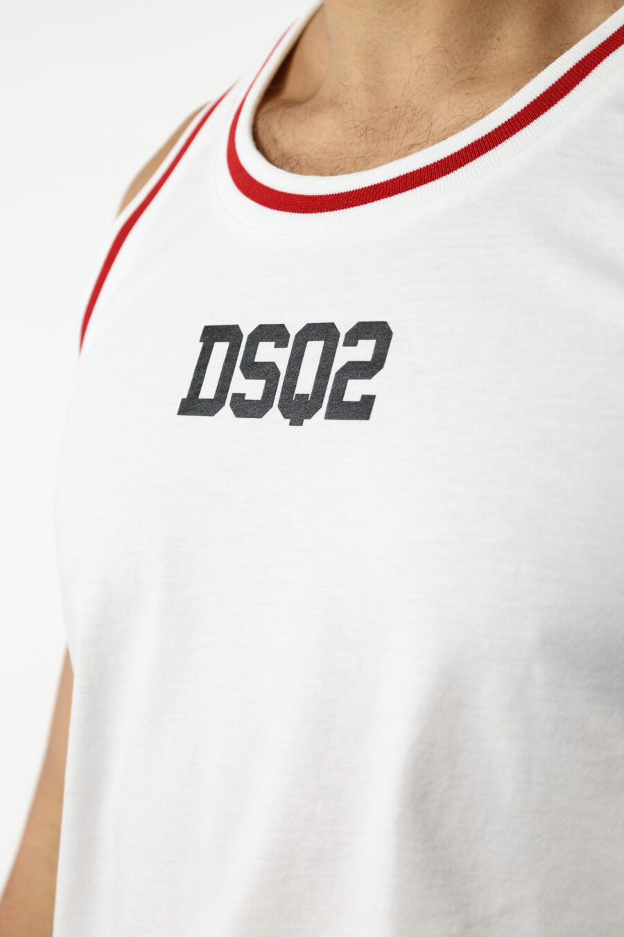 Camiseta blanca sin mangas con minilogo y detalles en rojo - 111178