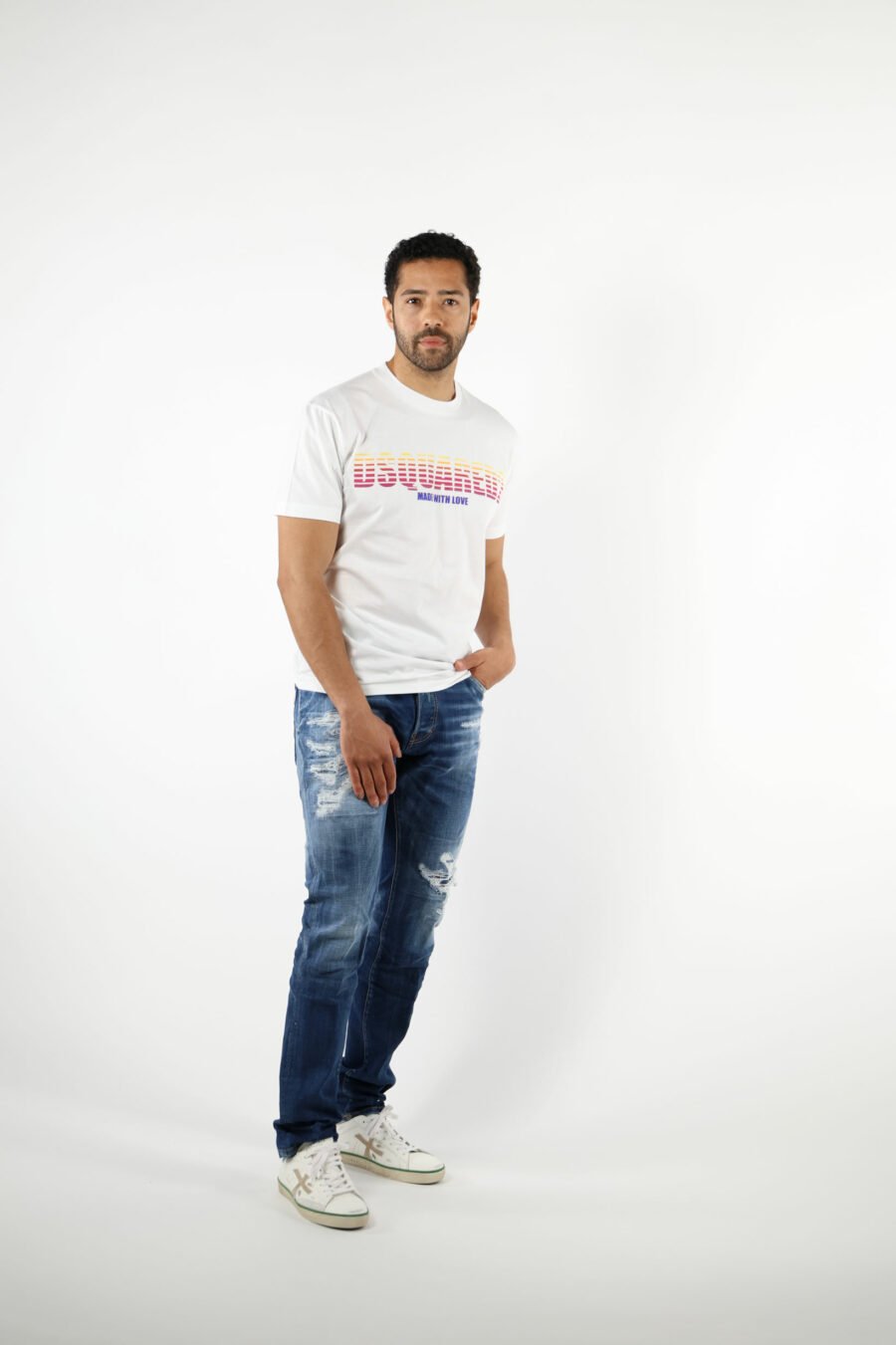 Weißes T-Shirt mit mehrfarbigem Retro-Maxilogo - 111180