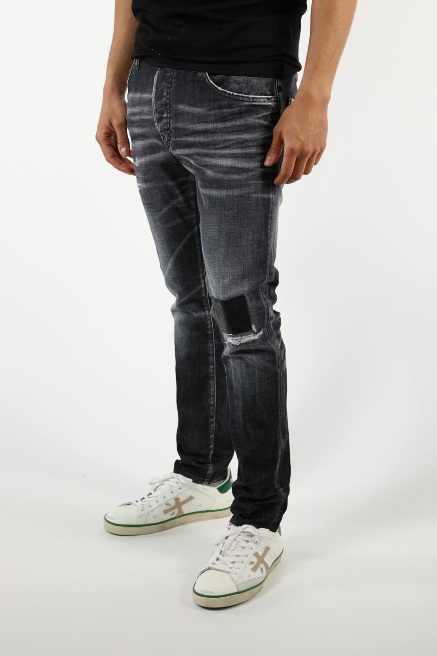 Schwarze "Skater-Jeans" mit Aufnäher und halb zerschlissen - 111290