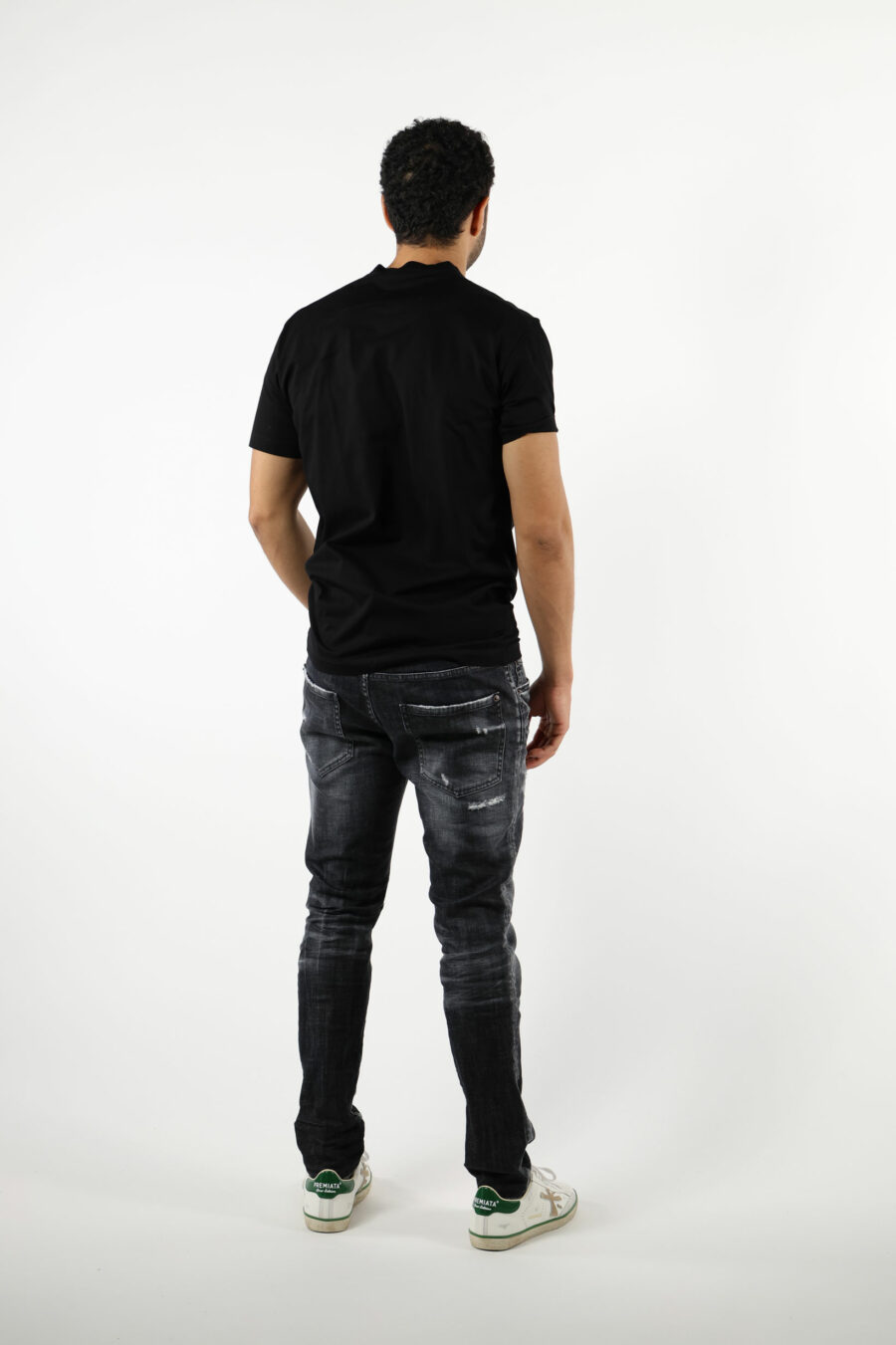 Schwarze "Skater-Jeans" mit Aufnäher und halb zerschlissen - 111293