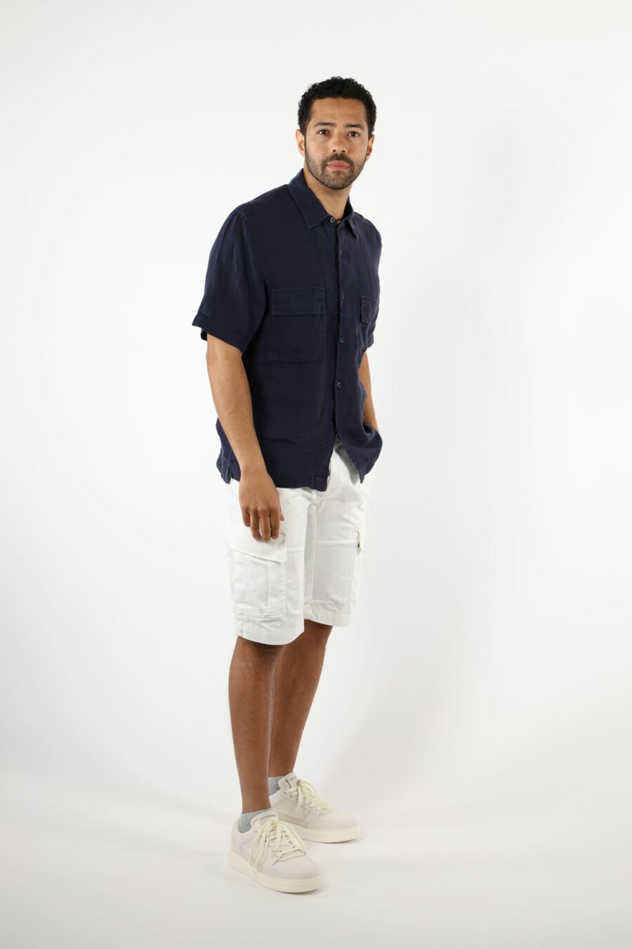 Chemise à manches courtes bleu foncé avec boutons et poches avec mini-logo - 111321